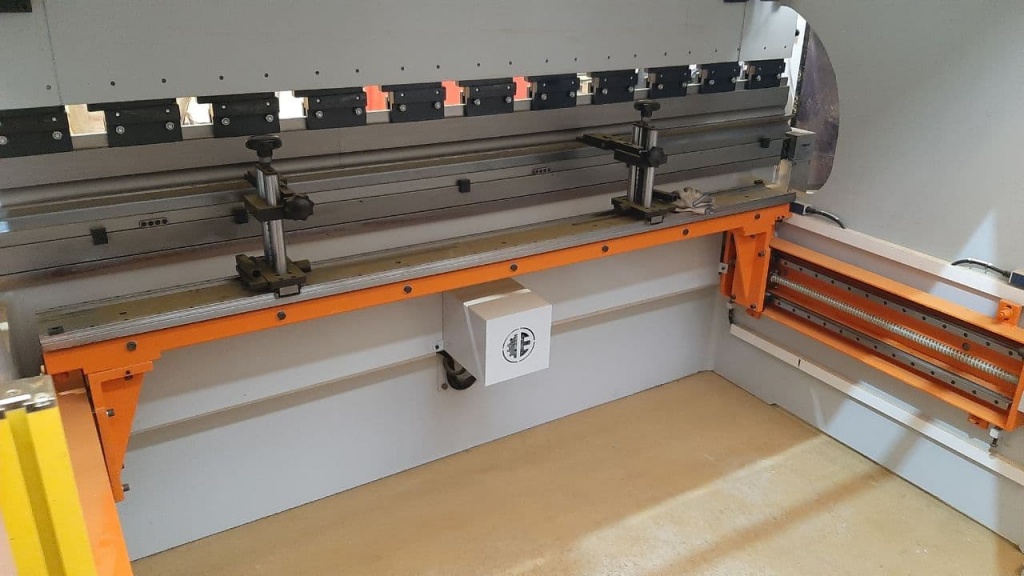 Шеф-монтаж листогибочного пресса Ermaksan серии Power Bend Pro