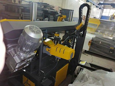 KESMAK KSE 400×600 автоматический колонный ленточнопильный станок