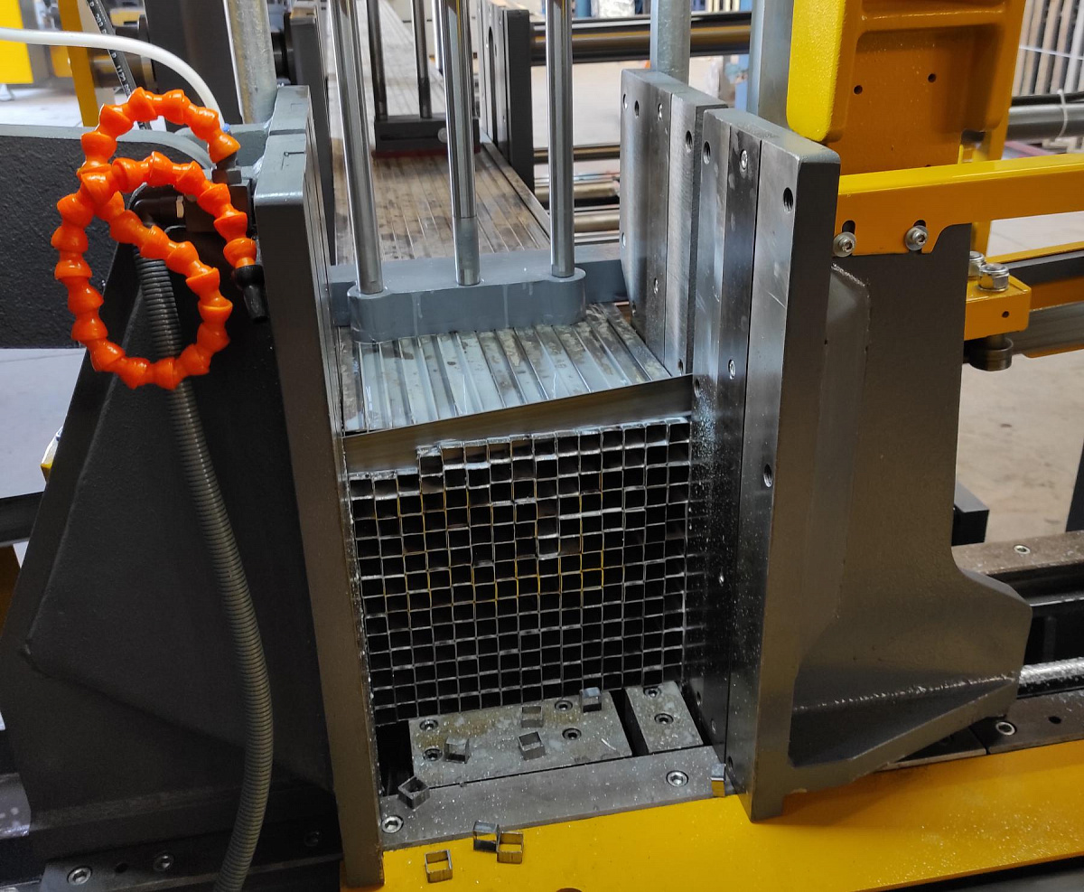 KESMAK KLS 550×700 автоматический колонный ленточнопильный станок